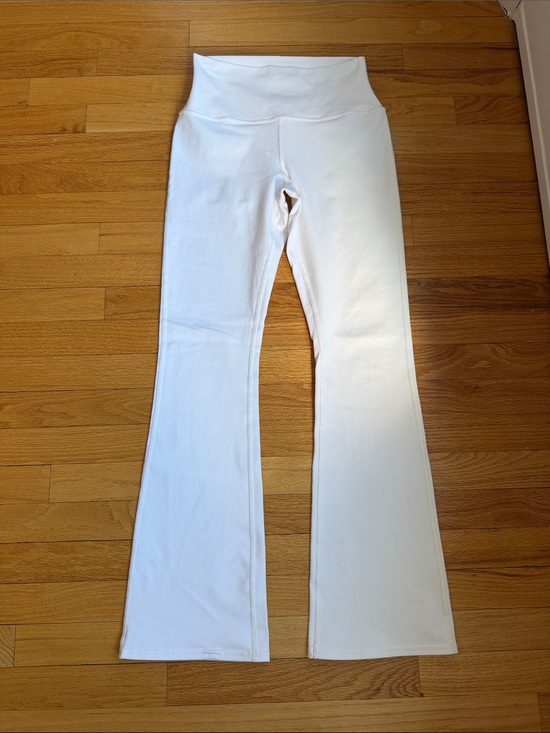 ALO Yoga Pants - Ivory Alo Airbrush High-Waist 7/8 Bootcut Legging